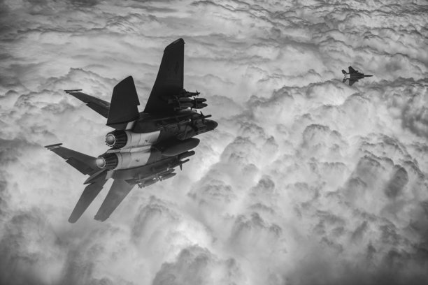 黑白照片，空军战斗机飞越云层。高空飞翔。图片下载