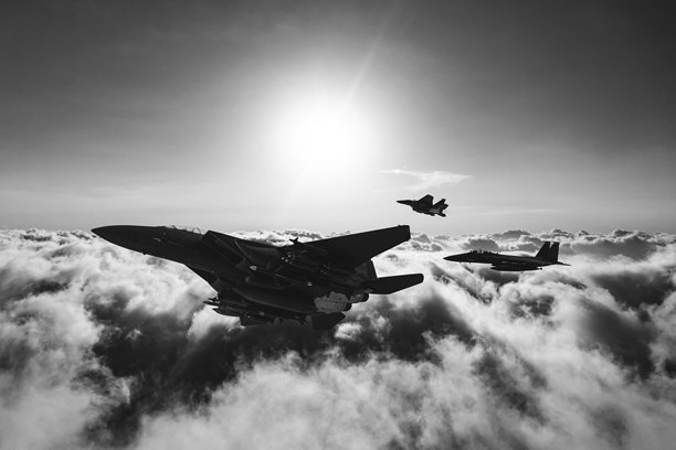 黑白照片，空军战斗机飞越云层。高空飞翔。图片下载