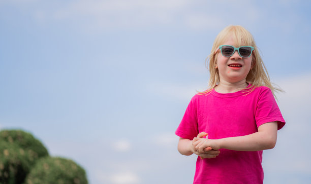 户外金发女孩的休闲肖像 - 股票照片图片下载