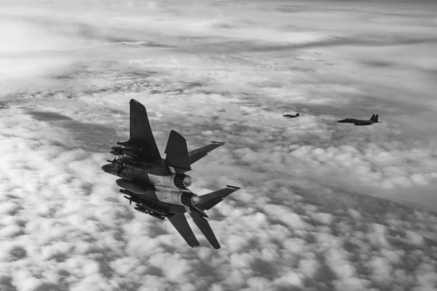 黑白照片，空军战斗机飞越云层。高空飞翔。图片下载