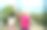 两个不同民族的女孩在公园里玩耍 - 股票照片图片下载