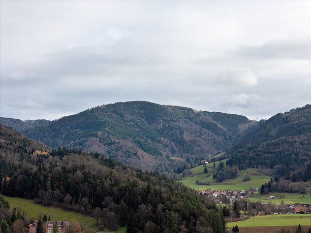 春季时节，位于奥芬堡附近的山谷，背景是黑森林和山脉，航拍照片图片下载