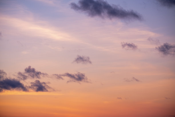 紫色、粉色、橙色的戏剧性日落天空，适合编辑和替换照片。图片下载