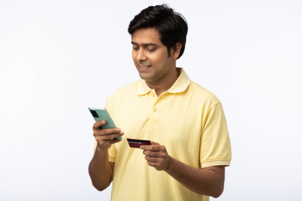 年轻男子在线购物的库存照片图片下载