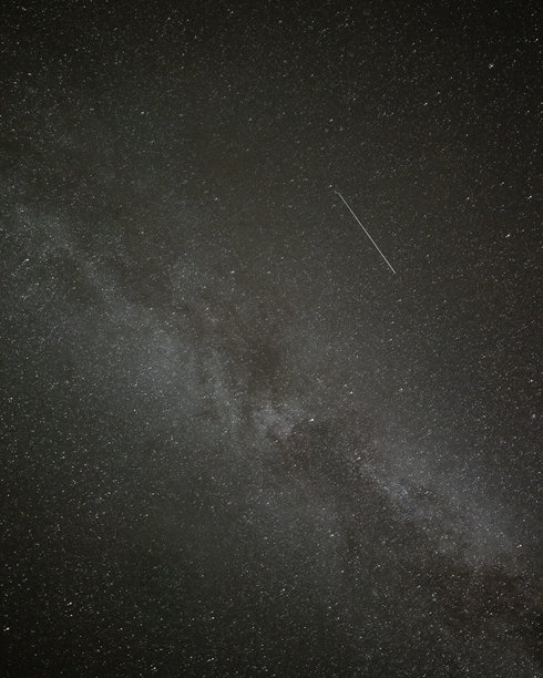 加拿大育空地区的银河、星星和天空的仰拍照片。拍摄于秋季。图片下载