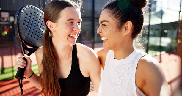 运动、拥抱和在网球场上自拍的女性，进行训练、比赛和游戏。健身俱乐部、球拍和快乐的朋友们微笑着锻炼、健身和练习，适合社交媒体的照片。图片下载