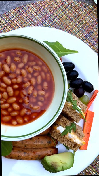 时尚呈现的美味早餐豆菜肴，搭配新鲜蔬菜和美食面包，增添了烹饪魅力，完美适合食品旅游营销的图片。图片下载