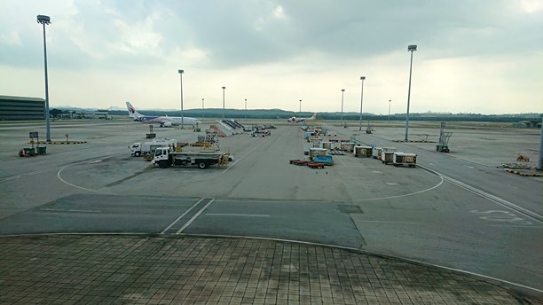 吉隆坡国际机场（KLIA）飞机停放区的照片图片下载