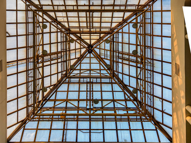 图像展示了一个具有几何格栅结构的建筑内部，充满自然光，可能是一个交通枢纽的一部分。照片捕捉了这个空间的设计。图片下载