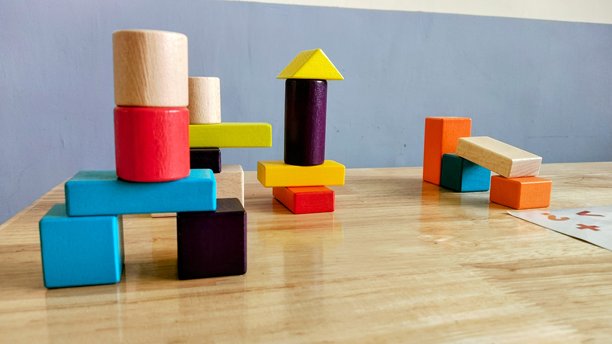 特写照片：三维多色木块玩具图片下载