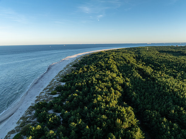 波兰赫尔半岛的城市。赫尔半岛的空中视图，波罗的海和普克湾。无人机拍摄的空中照片。波兰赫尔半岛的尽头。波兰赫尔海滩。海洋和湾区的日落，波兰。图片下载