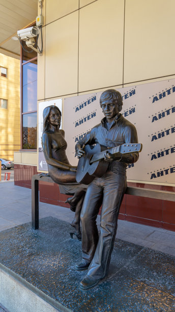 位于俄罗斯叶卡捷琳堡Antey购物娱乐中心主入口附近的弗拉基米尔·维索茨基和玛丽娜·弗拉迪纪念碑。竖版图片图片下载