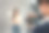 亚洲女性模特在摄影工作室被摄影师拍摄。吸引人的专业摄影师为年轻女孩拍摄美丽的照片，背景用于制作广告图像。图片下载