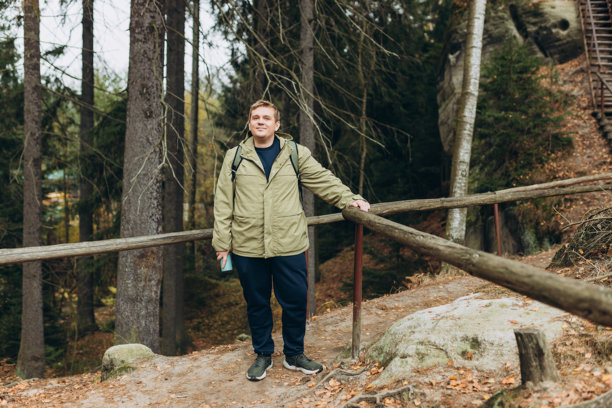 年轻男子在大自然中徒步旅行。旅行，冒险。积极生活方式的概念。阿德尔斯巴赫-特普利采国家公园的岩石。高质量照片。图片下载