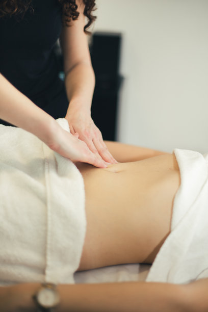 腹部按摩的库存照片图片下载