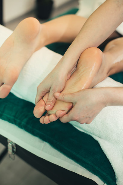 放松的足部按摩库存照片图片下载