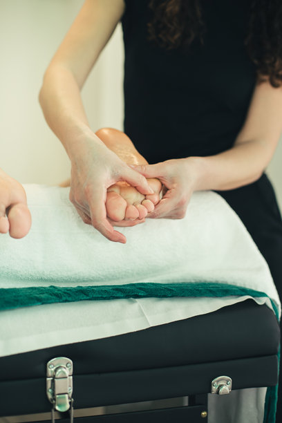 放松的足部按摩库存照片图片下载