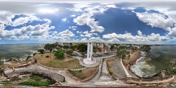 在多米尼加共和国圣多明各的阳光明媚的日子里，使用无人机拍摄的圣吉尔堡的360度航拍照片图片下载