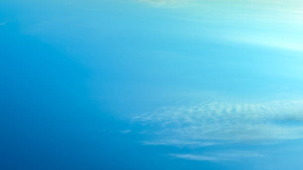 蓝天背景，淡淡的云彩形成柔和的渐变效果。适用于网站展示、横幅和海报的优质天空背景照片。图片下载