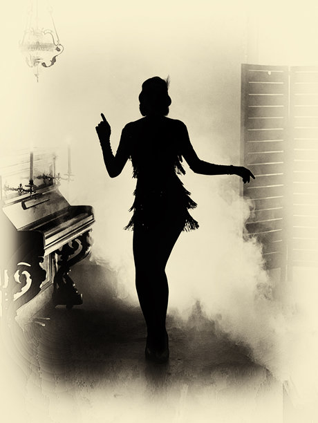 复古风格的照片颗粒，呈现20年代的风格。黑白色调。神秘的舞动剪影，穿着短裙的复古女性。背景是充满烟雾的老房间，钢琴。留有空白空间用于邀请文字。图片下载