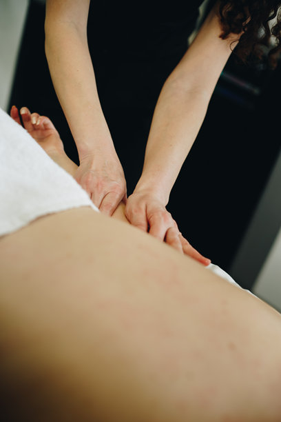 水疗沙龙的手部按摩库存照片图片下载