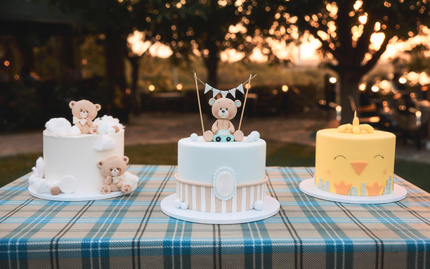 儿童生日派对的蛋糕和杯子蛋糕照片。图片下载