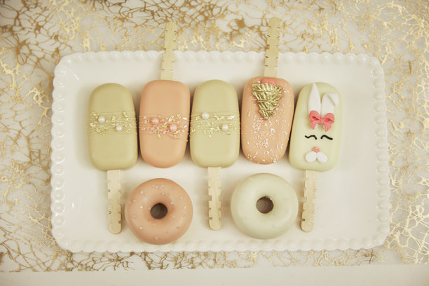 儿童生日派对的蛋糕和杯子蛋糕照片。图片下载