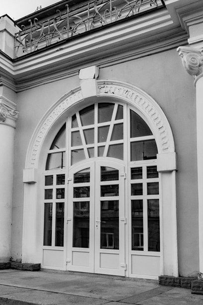 历史建筑的大拱窗黑白照片图片下载