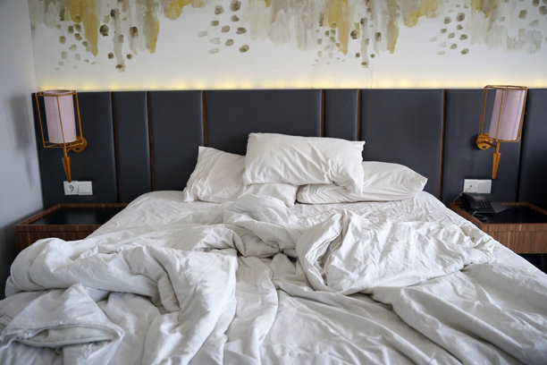 使用后的凌乱床铺。舒适的卧室概念。酒店或家庭房间室内概念照片。图片下载