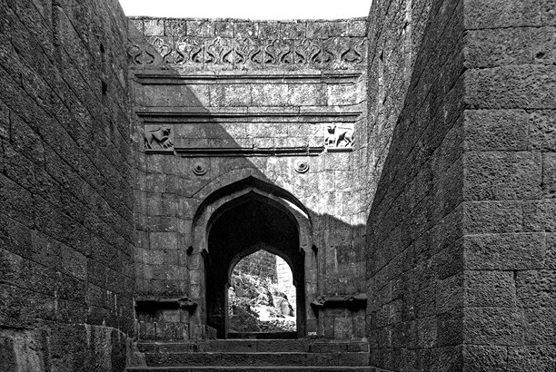拉伊加德堡主入口的大门黑白照片图片下载