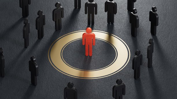 许多棋子的3D插图和一个红色对话框中的故事。有效的叙事。品牌传播概念。黑色背景上的3D渲染。图片下载