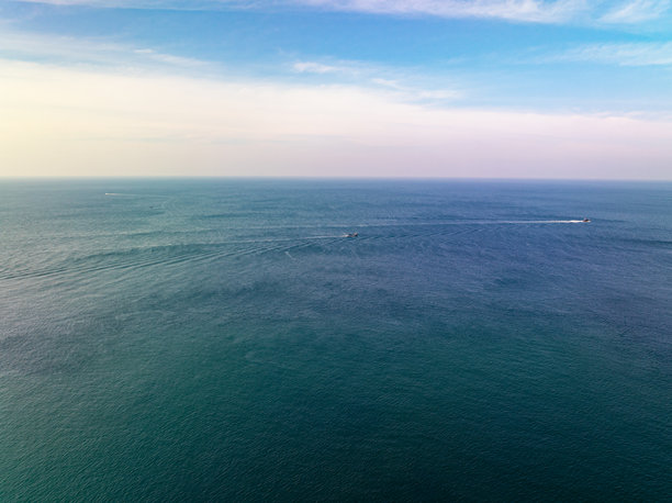 海面鸟瞰图，波浪水面纹理的鸟瞰照片，夏季海洋背景，美丽的自然惊艳海洋背景图片下载