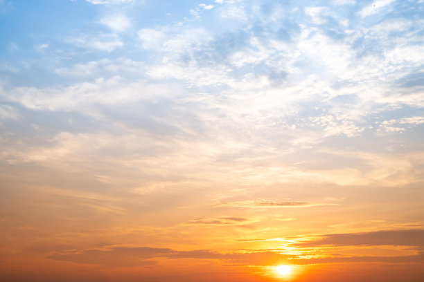 美丽奢华的柔和渐变橙金色云彩和阳光映衬在蓝天上，完美适合作为背景，拍摄于黄昏时分，清晨，超大尺寸，高分辨率的风景照片图片下载