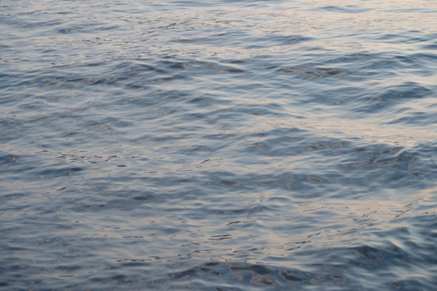 深蓝色的海洋，轻柔的波浪，清新的假期和刺激的海洋活动，开放海域的旅程，设计师的背景素材图片下载