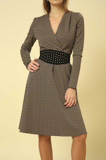 一系列女性模特穿着图案棕色中长裙的工作室照片，秋冬时尚系列。图片下载