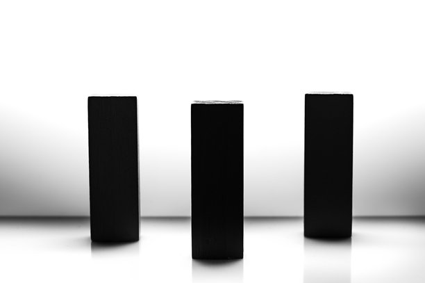 黑白照片中的木制玩具积木显得内敛，同时保持了美感。图片下载