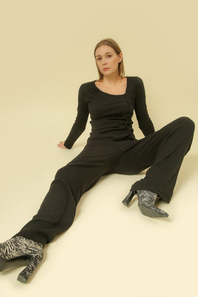 女性模特穿着基本舒适的黑色针织套装的工作室照片，秋冬时尚系列。图片下载