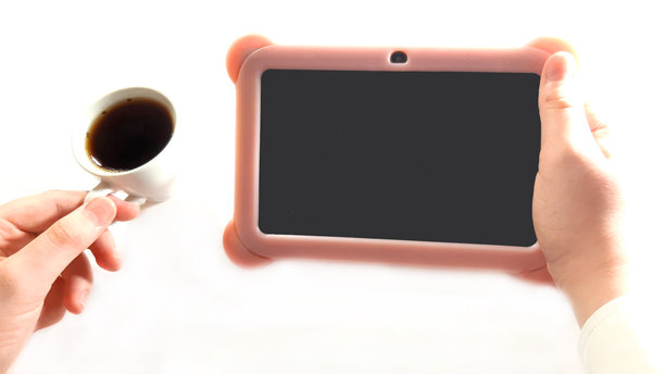 杯子里的饮料，茶，咖啡。现代设计的空白模板。白色背景的照片。图片下载