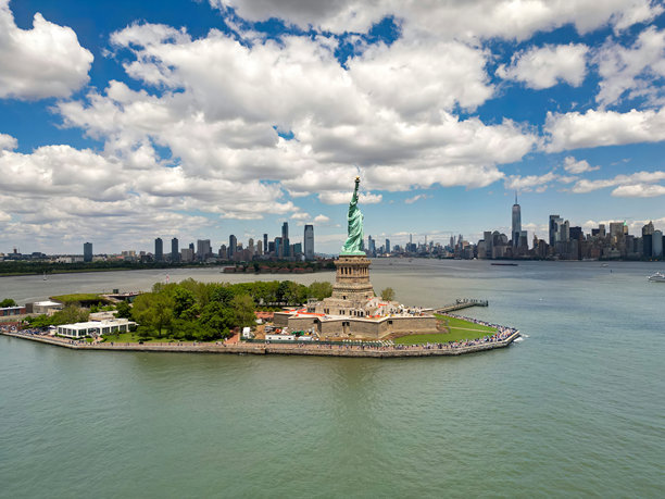 纽约市的自由女神像无人机拍摄照片。曼哈顿自由女神像的空中视角。纽约市，纽约州。自由女神像附近的城市风景。著名的纽约自由女神像。图片下载
