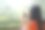 女人拿着智能手机拍摄森林的照片图片下载