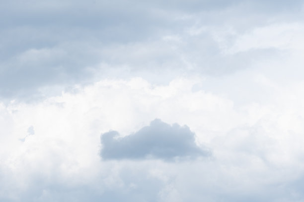 密集的灰色雷暴积云波浪状云层覆盖整个画面。阴沉的雨天天空背景，可用于叠加在您的照片上。图片下载