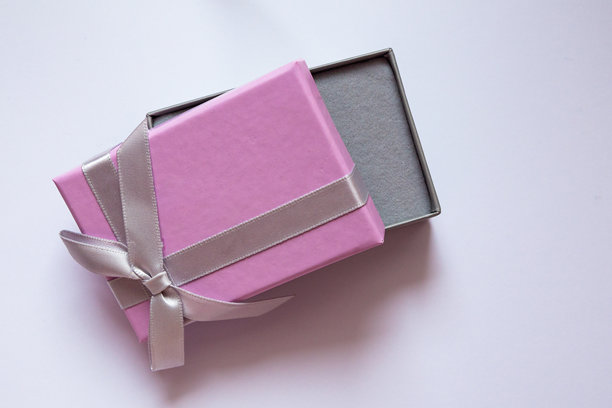 小巧的粉色礼品盒，配有灰色蝴蝶结，盒子的照片，礼物图片下载