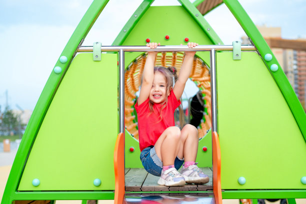 一个小女孩在夏天的游乐场玩耍，明亮的夏季游乐场儿童照片图片下载