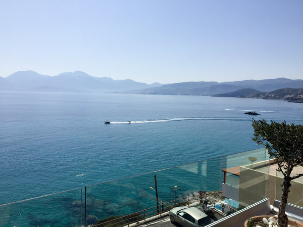 克里特岛希腊美丽的照片，阿吉奥斯·尼古拉斯 - 希腊克里特的一座城市，东北部人们的日常生活，碧绿色的海洋，克里特岛希腊，克里特街道的照片，希腊人们的日常生活，碧绿色图片下载