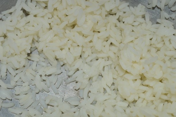 一张完美煮熟的白米饭特写照片，展示了其松软、略带光泽的质地。图片下载