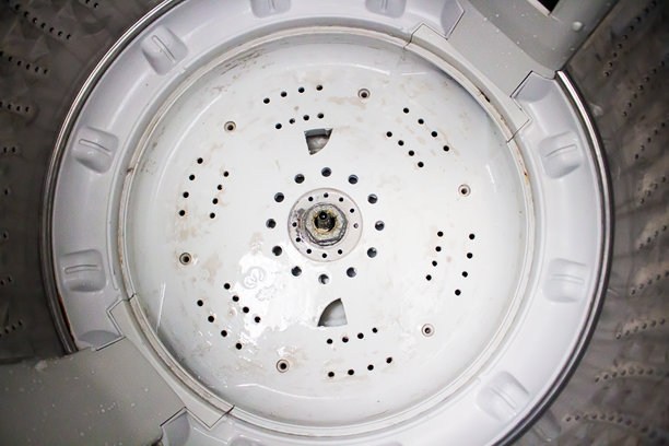 脏污和生锈的洗衣机备件。带有霉菌和藻类污渍的洗衣机，清洁脏污的洗衣槽。图片下载