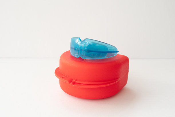 牙齿矫正的牙科模拟器。牙科训练器用于调整生长中的牙齿，矫正咬合。青少年和儿童的正畸口腔健康护理概念。白色背景上的蓝色护齿器。图片下载