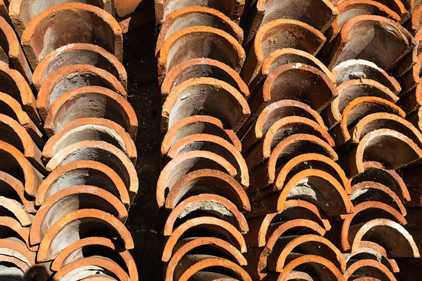 红色陶瓷屋顶瓦以重复图案堆叠  近距离拍摄的老旧粘土瓦，用于屋顶结构，适用于出版物、海报、日历、帖子、屏保、壁纸和封面。高质量照片图片下载