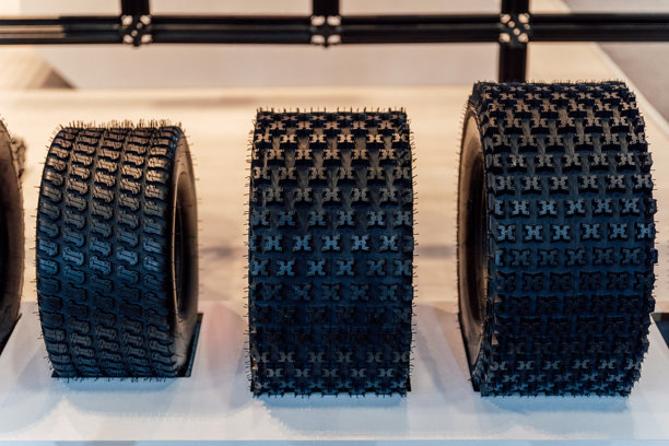 越野轮胎支架，适用于全地形车。黑色橡胶轮胎用于山地赛车的四轮摩托车。图片下载