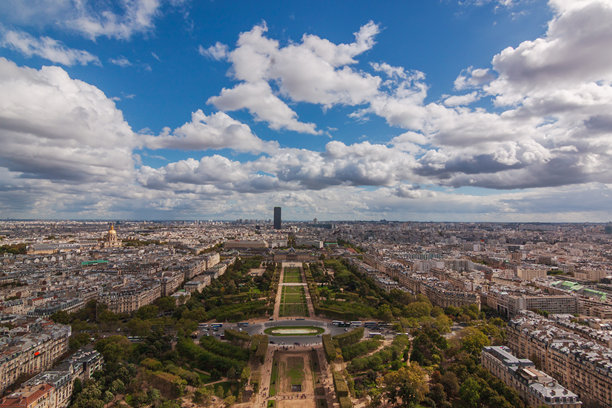 从埃菲尔铁塔俯瞰香榭丽舍公园的巴黎景观，库存照片图片下载